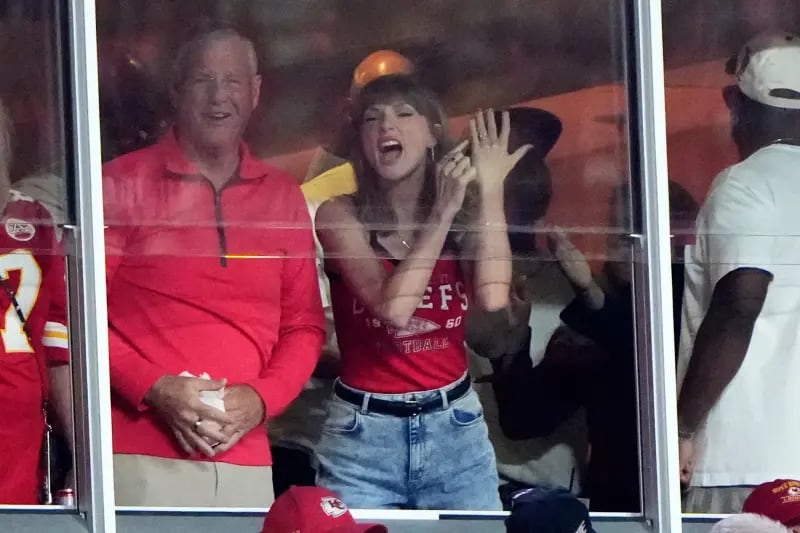 Taylor Swift mostró su anillo de bodas luego de que Travis Kelce hiciera una anotación. (AP)