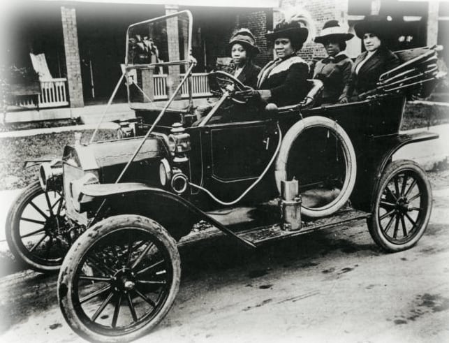 Madam Walker y varias de sus amigas en un automóvil, 1911 (Wikipedia)