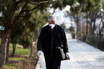 Un hombre con mascarilla camina