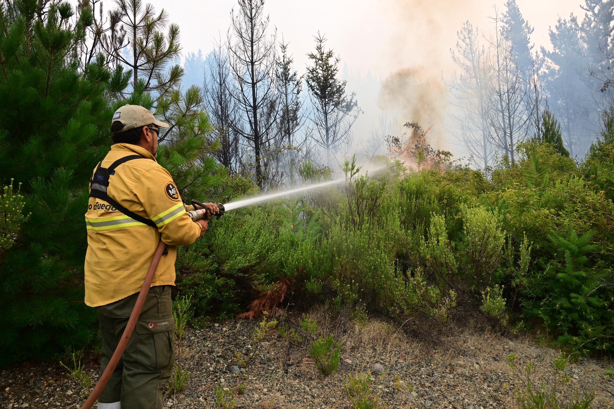 Las condiciones extremas de sequía y calor dificultan el control de los focos activos en la Patagonia