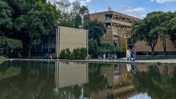 Paristas entregan Facultad de Arquitectura