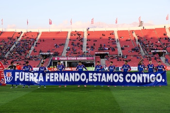 La pancarta de la U de Chile en apoyo a Fernando Gago, quien se encuentra internado recuperándose de un infarto agudo de miocardio (@udechile)