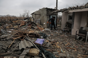 Un hombre retira escombros en el recinto de una casa residencial gravemente dañada durante un ataque de drones rusos, en Odesa (REUTERS/Nina Liashonok)