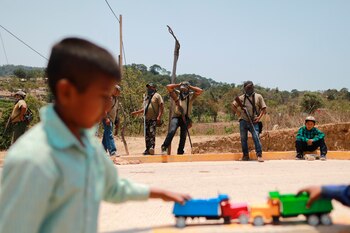 Menores se divierten después de marchar por la paz este viernes, en la comunidad de de Alcozacán, en el municipio de Chilapa. (Foto: EFE/David Guzmán)