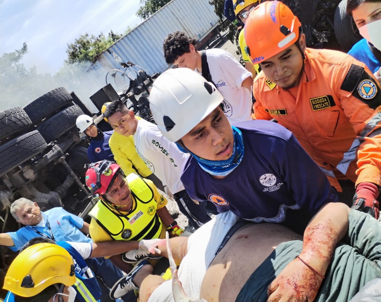 Integrantes de Cuerpos de Socorro y Protección Civil trabajan en las labores de rescate tras el múltiple choque. (Cuerpos de Socorro El Salvador)