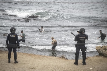 04/10/2026 Agentes de la Policía Nacional intervienen durante el proceso de desalojo del embolsamiento de migrantes en la playa de El Trampolín, a 4 de octubre de 2026, en Ceuta (España). La Policía Nacional escolta los autobuses llenos de personas migrantes desalojadas de la playa del Trampolín hacia la zona de la frontera del Tarajal, donde unos optan por quedarse en el Centro de Atención Temporal para Extranjeros (CATE) al objeto de ser filiados y posteriormente acogidos y otros prefieren regresar a Marruecos a pie y voluntariamente.
POLITICA
Marcos Moreno - Europa Press