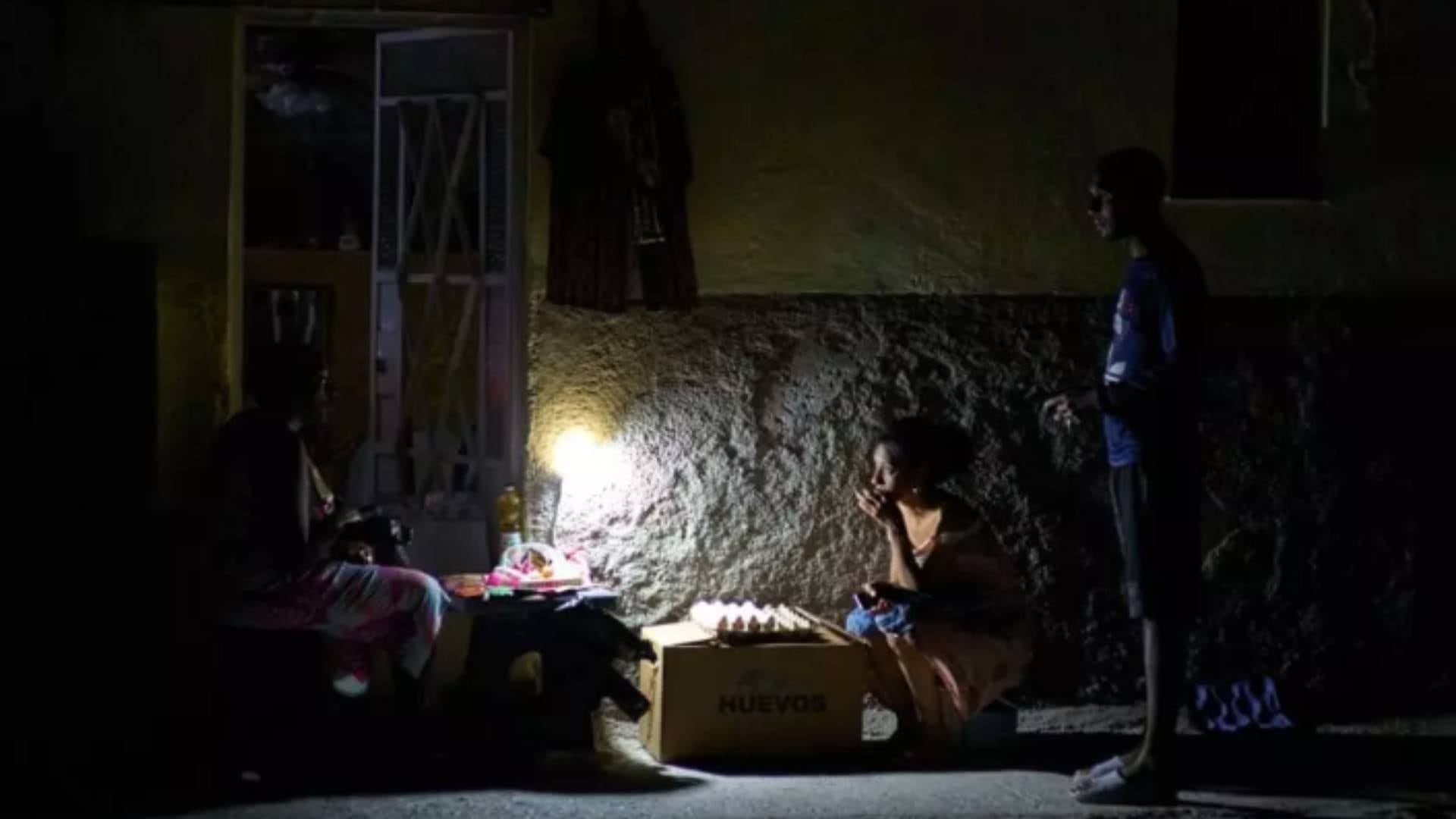 Los apagones prolongados en Cuba alcanzan hasta 20 horas, complicando la conservación de alimentos y la vida diaria de millones de residentes (AP)