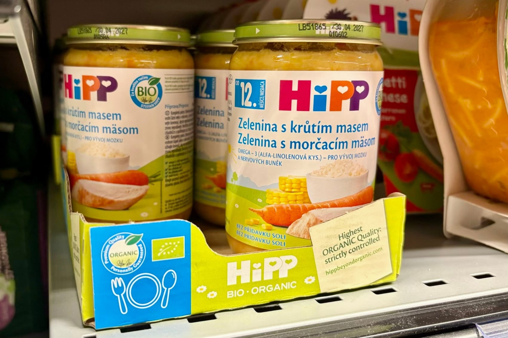 Comidas de la marca HIPP en un supermercado en Ceske Budejovice, República Checa, el 19 de abril del 2026. (AP foto/Stanislav Hodina)