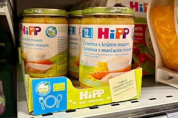 Comidas de la marca HIPP en un supermercado en Ceske Budejovice, República Checa, el 19 de abril del 2026. (AP foto/Stanislav Hodina)