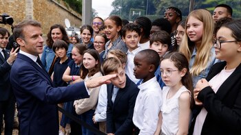 Macron explica a unos escolares