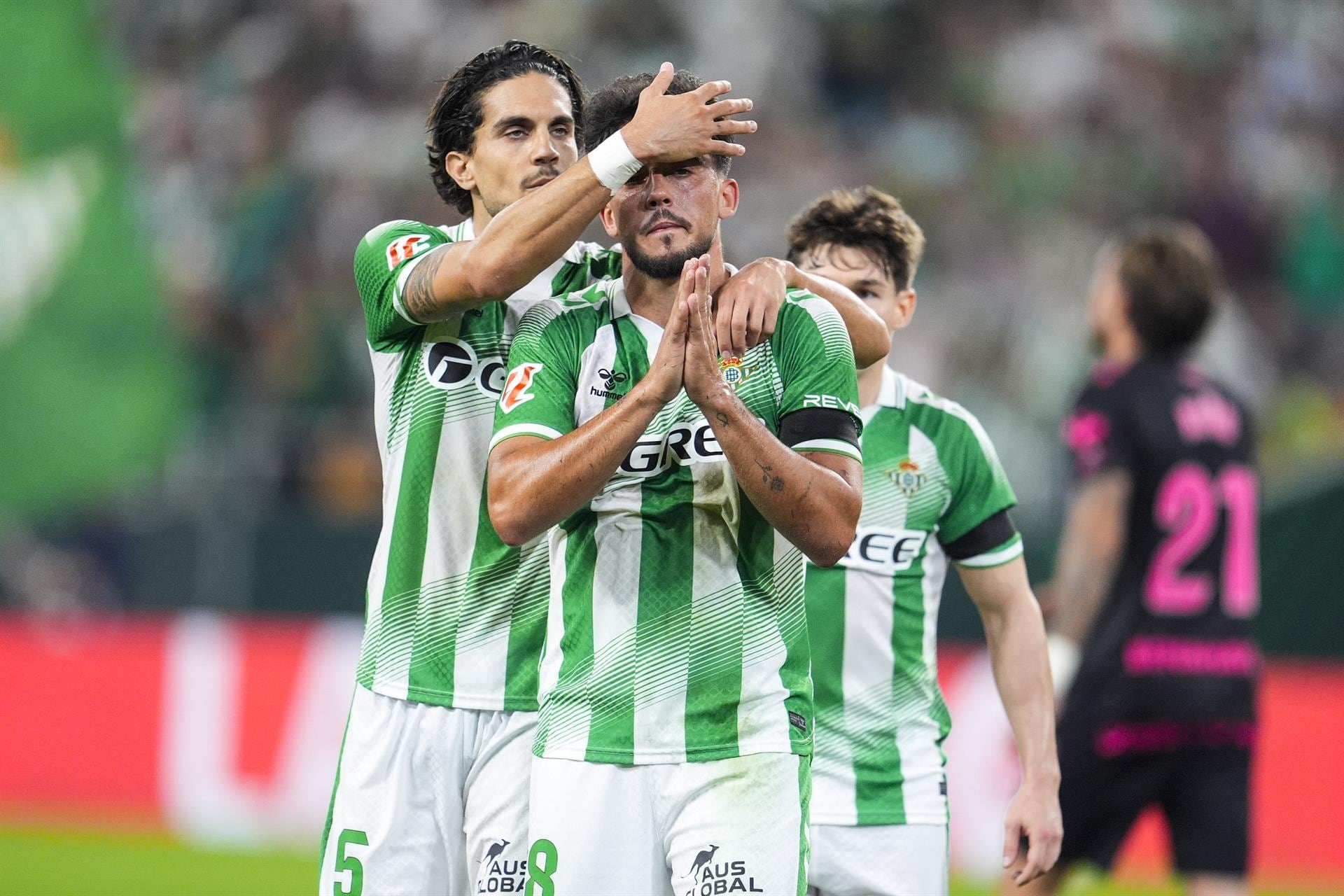 (Crónica) El Betis sigue que asusta y el Rayo celebra Vallecas