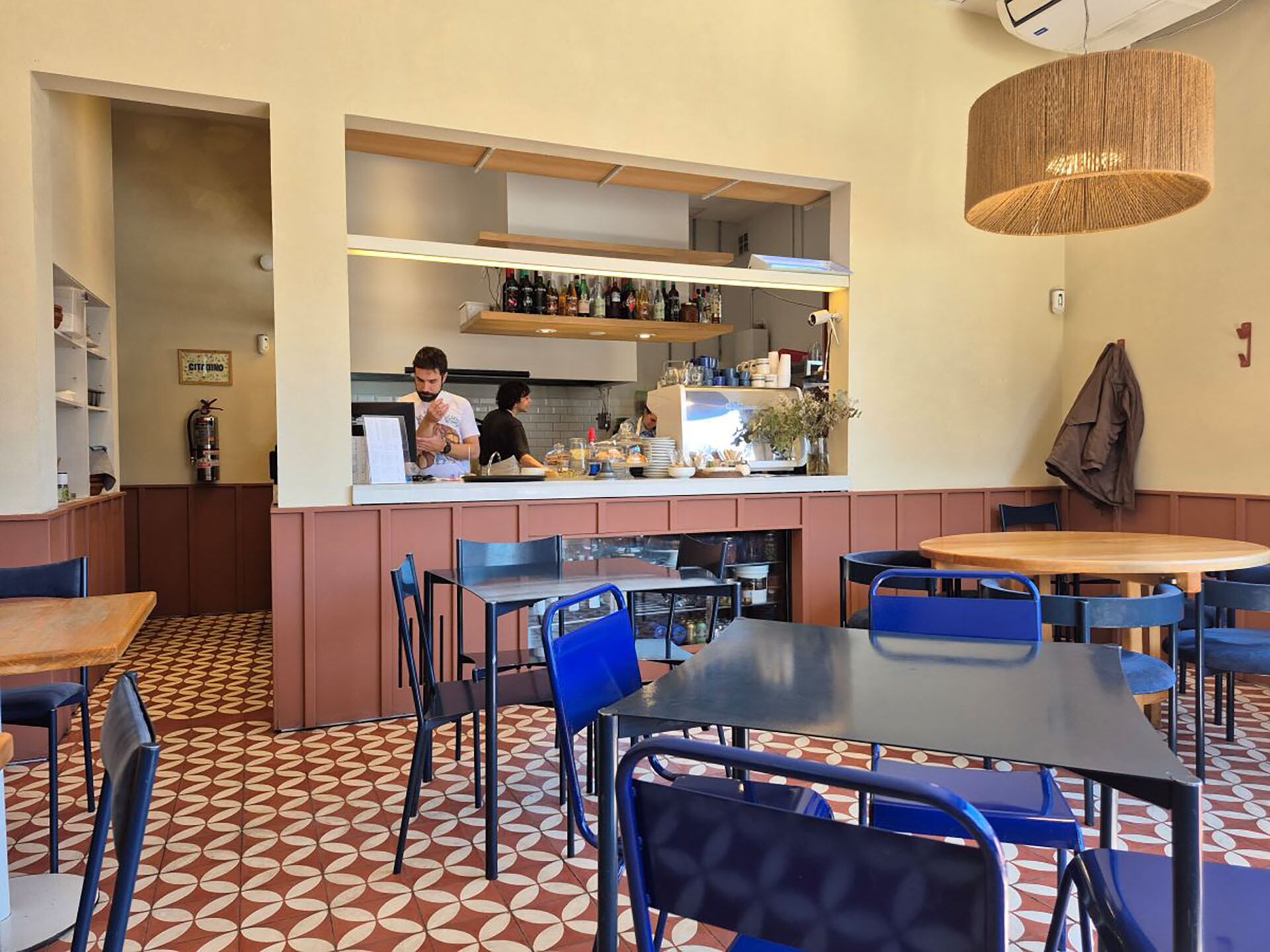 En el interior del local, emplazado en una construcción de 1920, predomina el rojo cafayate que contrasta con el azul neptuno del mobiliario. El piso es de mosaico calcáreo ya que el original no se pudo mantener por el deterioro. Lo que sí se conserva original es la puerta metálica de ingreso