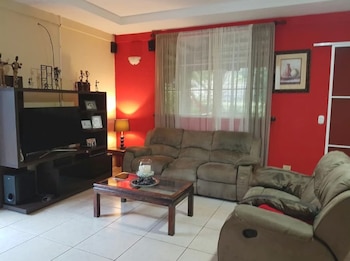 El anuncio de la casa confiscada reutilizó las mismas fotografías que Oswaldo Rivas había publicado antes de huir de Nicaragua./ (La Prensa, Nicaragua)