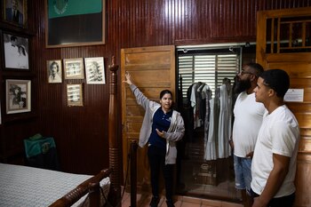 (REPÚBLICA DOMINICANA), 12/03/2026.- Personas recorren la habitación de la abogada y activista Minerva Mirabal en la Casa Museo Hermanas Mirabal en Salcedo. "Si me mata, yo sacaré mis brazos de la tumba y seré más fuerte", repetía la joven abogada, activista y política dominicana Minerva Mirabal, que desafió al sanguinario dictador Rafael Trujillo (1930-1961) y de cuyo nacimiento se conmemora este jueves un siglo, convertida, junto a sus hermanas Patria y María Teresa, en un símbolo de la lucha de las mujeres en el mundo. EFE/ Orlando Barría