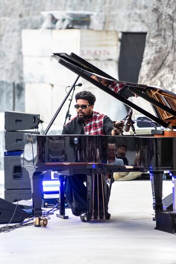 Amaro Freitas, notable pianista brasileño,