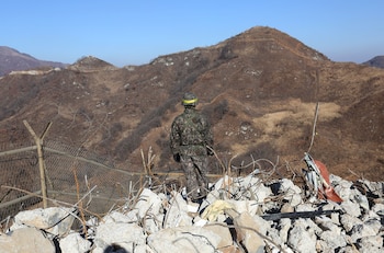 Un soldado del ejército surcoreano hace guardia en un puesto fronterizo (AFP/Archivo)