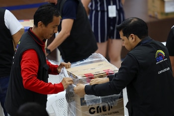 Trabajadores electorales abren una urna en el Consejo Nacional Electoral en Guayaquil, Ecuador, el 9 de febrero de 2025. REUTERS/Luisa González