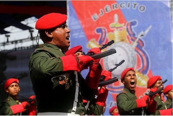 Militares venezolanos durante un desfile