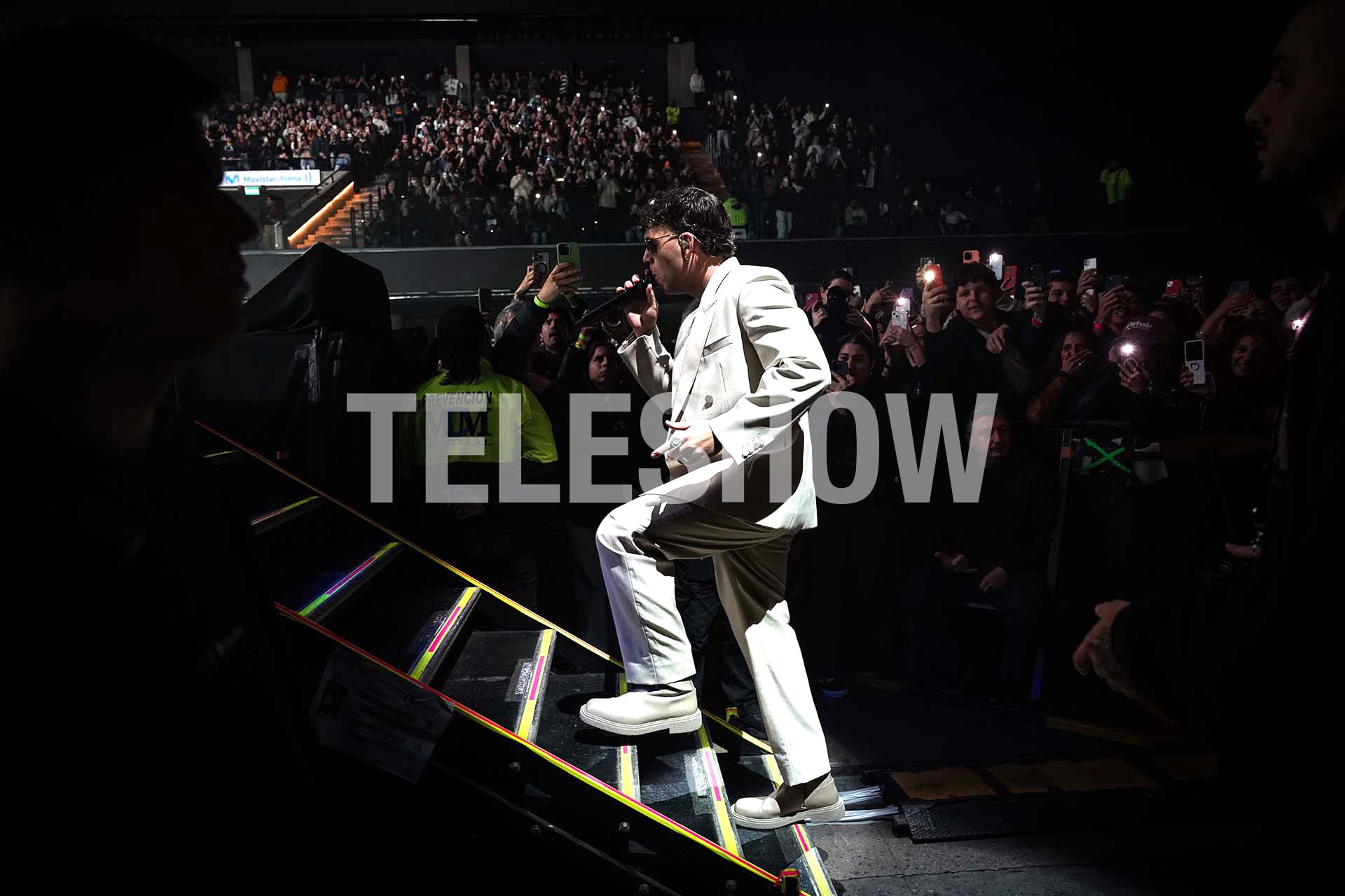 Quevedo ingresó al escenario a través de un pasillo de miles de fans