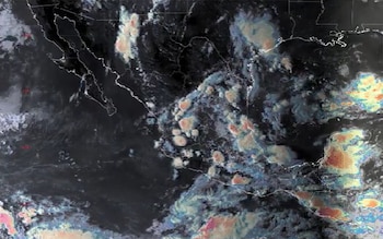 Mapa satelital del territorio mexicano y zonas marítimas adyacentes con áreas de nubosidad de distintos colores
