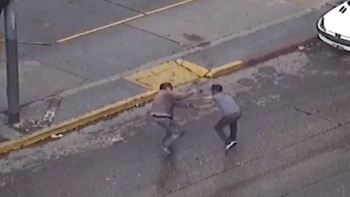 Le quisieron cobrar el estacionamiento en una calle de Córdoba y atacó a cintazos a los cuidacoches