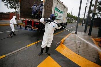 Trabajadores municipales sanitizan las calles