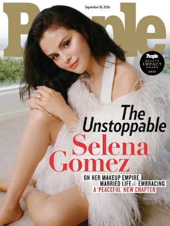 Portada de la revista People con Selena Gomez vestida con un atuendo blanco de plumas