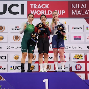 La mexicana compartió el podio en Malasia junto a la china Wang Lijuan y la británica Emma Finucane. (Instagram/ @uci_cycling)