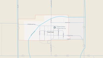 Mapa del pueblo de Hartman, Colorado, con nombres de calles, rutas, un símbolo del servicio postal de Estados Unidos y una vía de agua