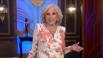 Mirtha lució un vestido largo