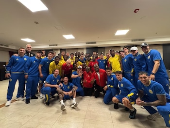 La selección de Benín posó con los integrantes de Rosario Central durante su estadía en Argentina. - créditos: Federación Beninesa de Fútbol