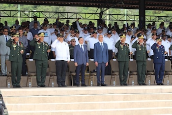 El mandatario aseguró que la izada de la bandera forma parte de un acto de soberanía. (FOTOS: FFAA de Honduras)