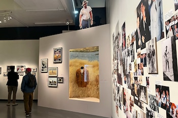 Presentación a la prensa la exposición 'Belmondo, le Magnifique', que podrá visitarse del 7 de octubre de 2026 al 31 de enero de 2027. EFE/Nerea González