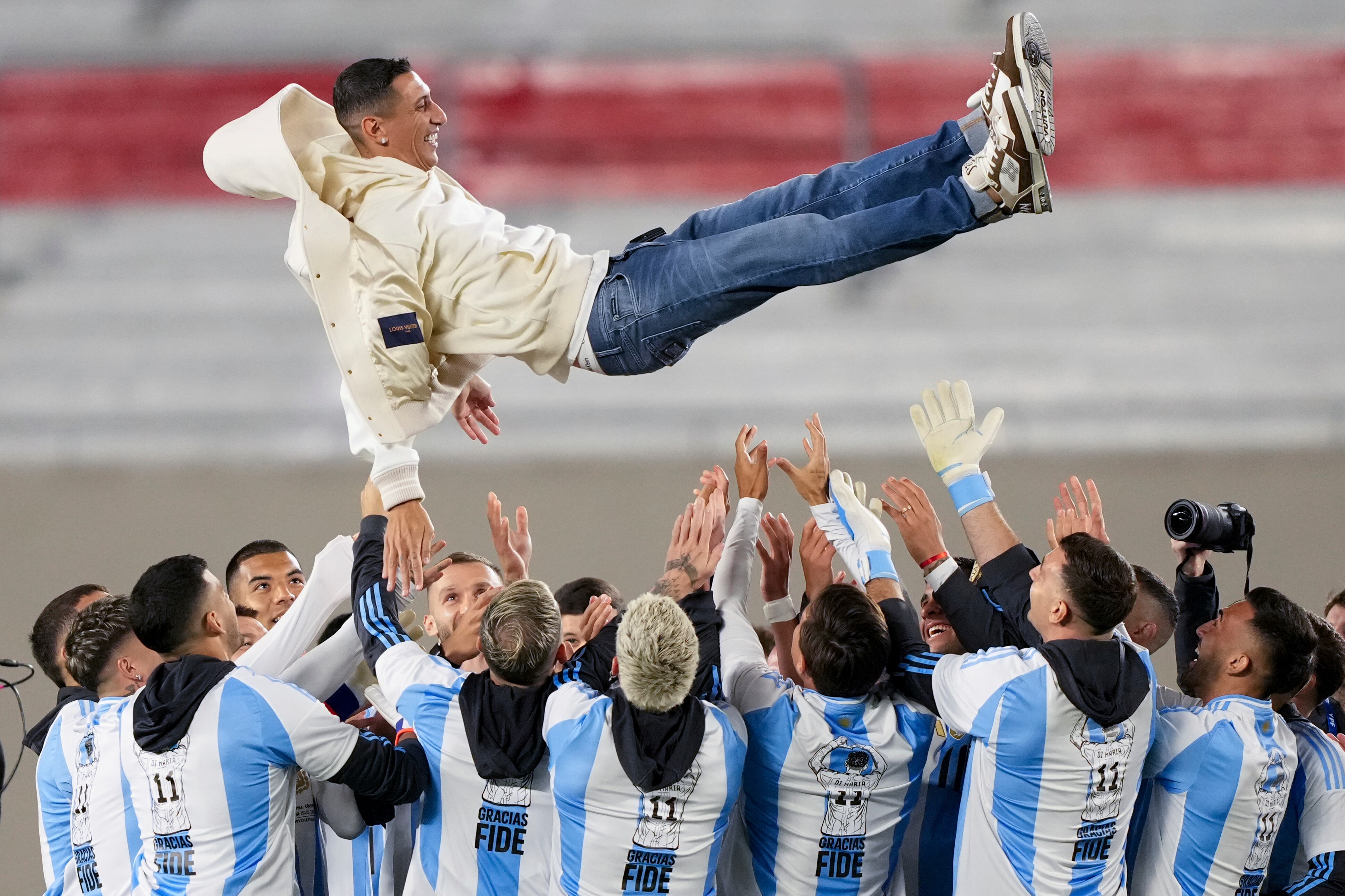 El público argentino se prepara para recibir a uno de los campeones del mundo más emblemáticos (AP Foto/Natacha Pisarenko)