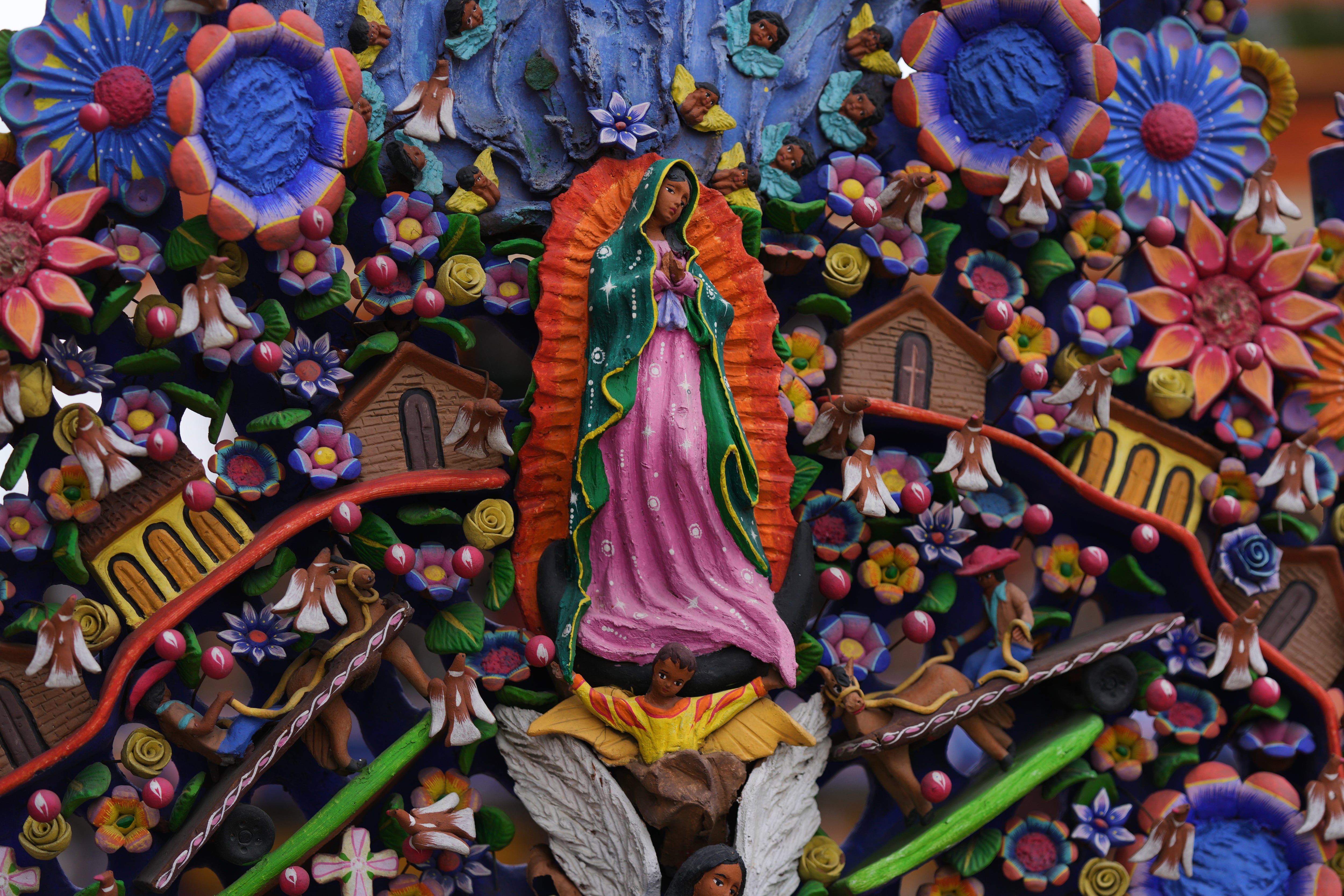 Una estatua de la Virgen de Guadalupe decora una escultura del árbol de la vida en la plaza principal de Metepec, México (AP/Fernando Llano)