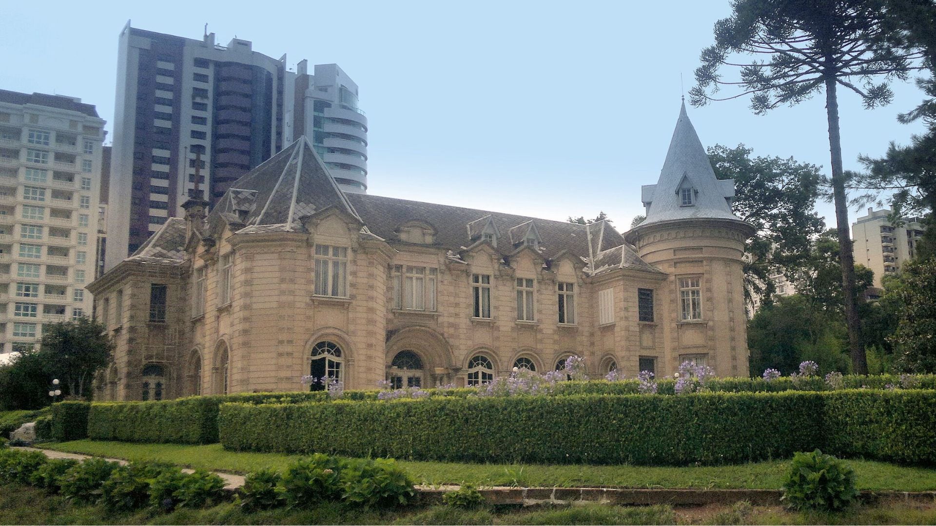 El Castelo do Batel fusiona la arquitectura francesa con la modernidad brasileña en pleno corazón de Curitiba (foto: Wikipedia)