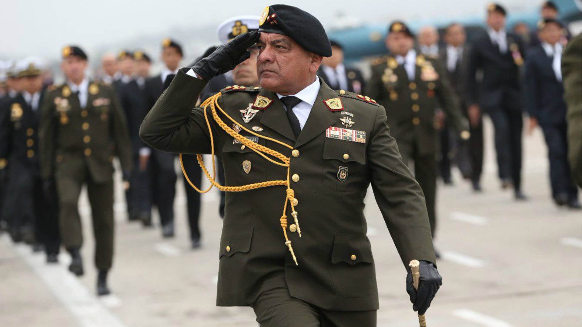 Ministro del Interior César Astudillo se ausenta del Palco de Honor y desfila junto a los Comandos Chavín de Huántar