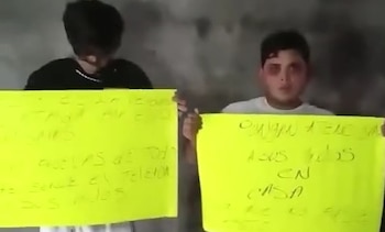 En un video publicado en redes sociales se ve a dos de los jóvenes con cartulinas. (Impresión de pantalla)