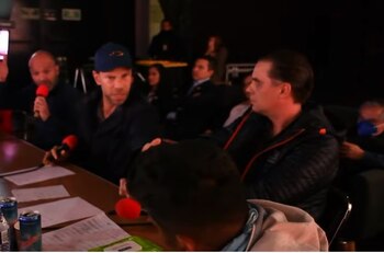 Entre bromas e intercambio de