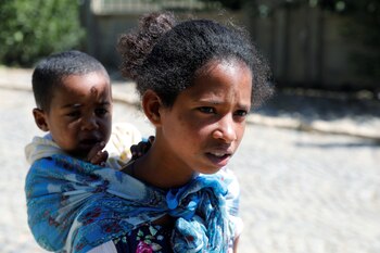 Mibrak Esayus, una niña cuyos padres fueron asesinados por soldados de Eritrea en la región del Tigray (REUTERS/Baz Ratner)