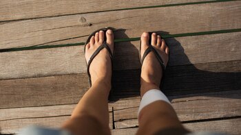 Una persona lleva chanclas en