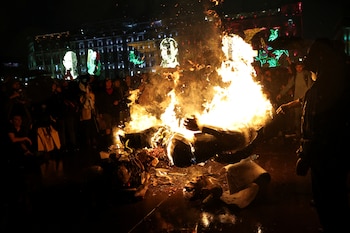 Demonstrators burn an effigy depicting a member of the army during a protest to demand justice in the 2014 disappearance of 43 student teachers from the Ayotzinapa Rural Teachers' College, in Mexico City, Mexico September 26, 2024. REUTERS/Raquel Cunha