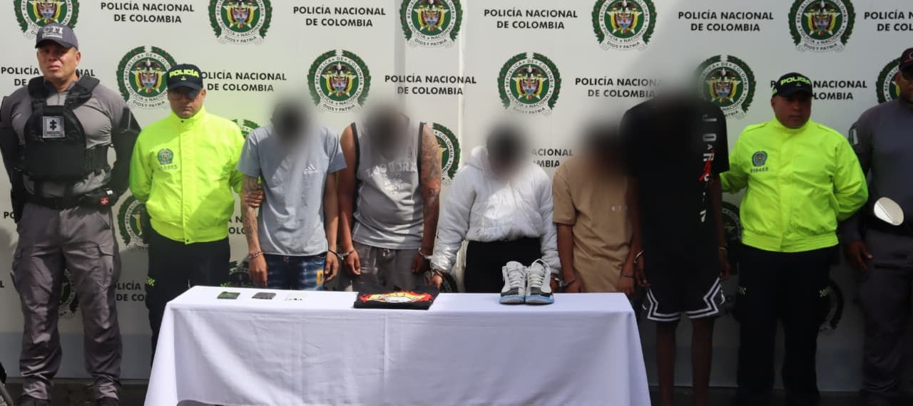 La Fiscalía confirmó la captura de Angulo y de otros cuatro sospechosos, a quienes se les incautaron celulares y una motocicleta durante los allanamientos - crédito Mecal