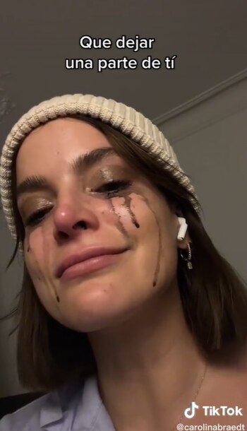 Carolina Braedt en llanto antes