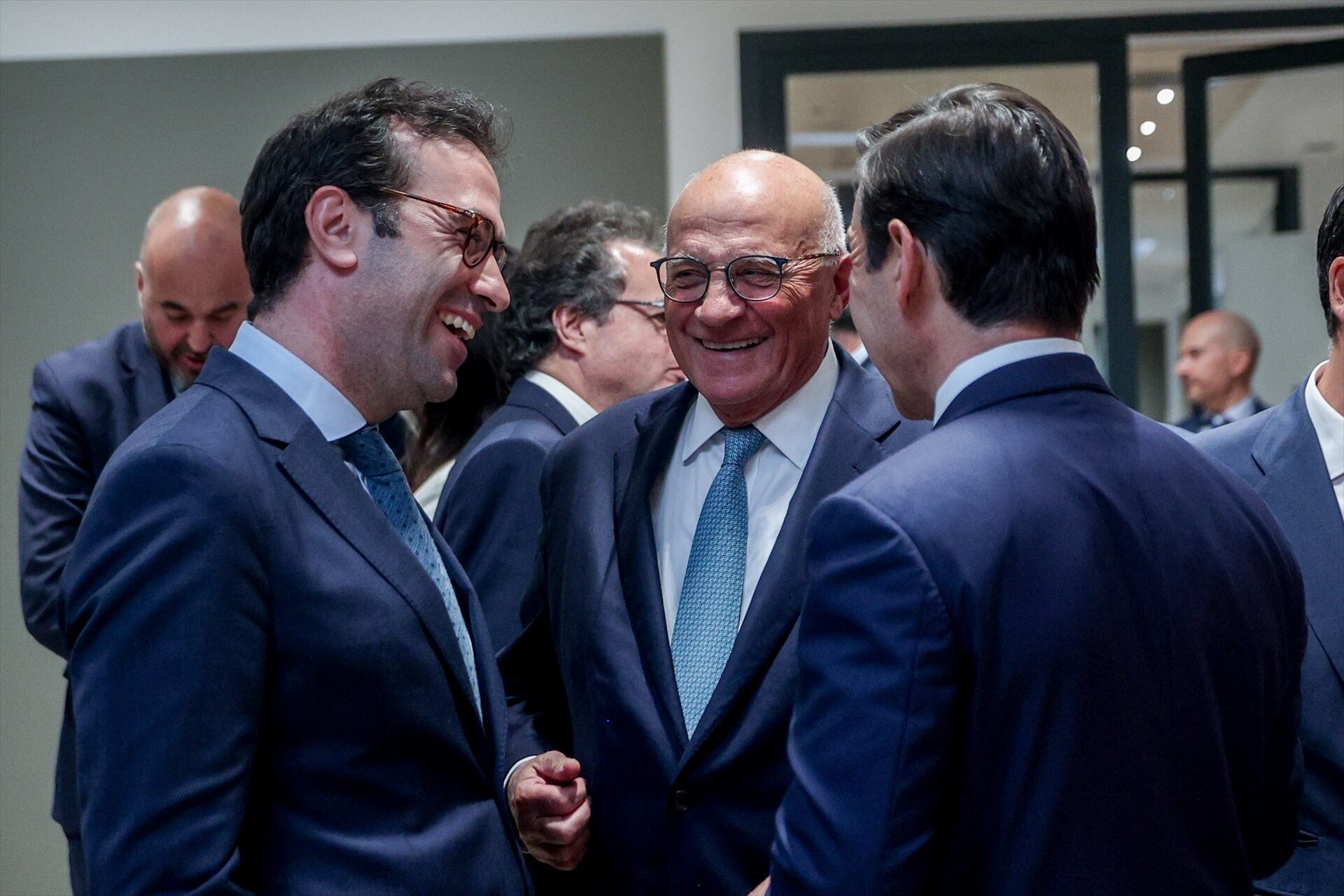 (De izq. a dcha.) El ministro de Economía, Carlos Cuerpo, junto al presidente del Banco Sabadell, Josep Oliu, y el presidente del BBVA, Carlos Torres Vila. Ricardo Rubio / Europa Press.