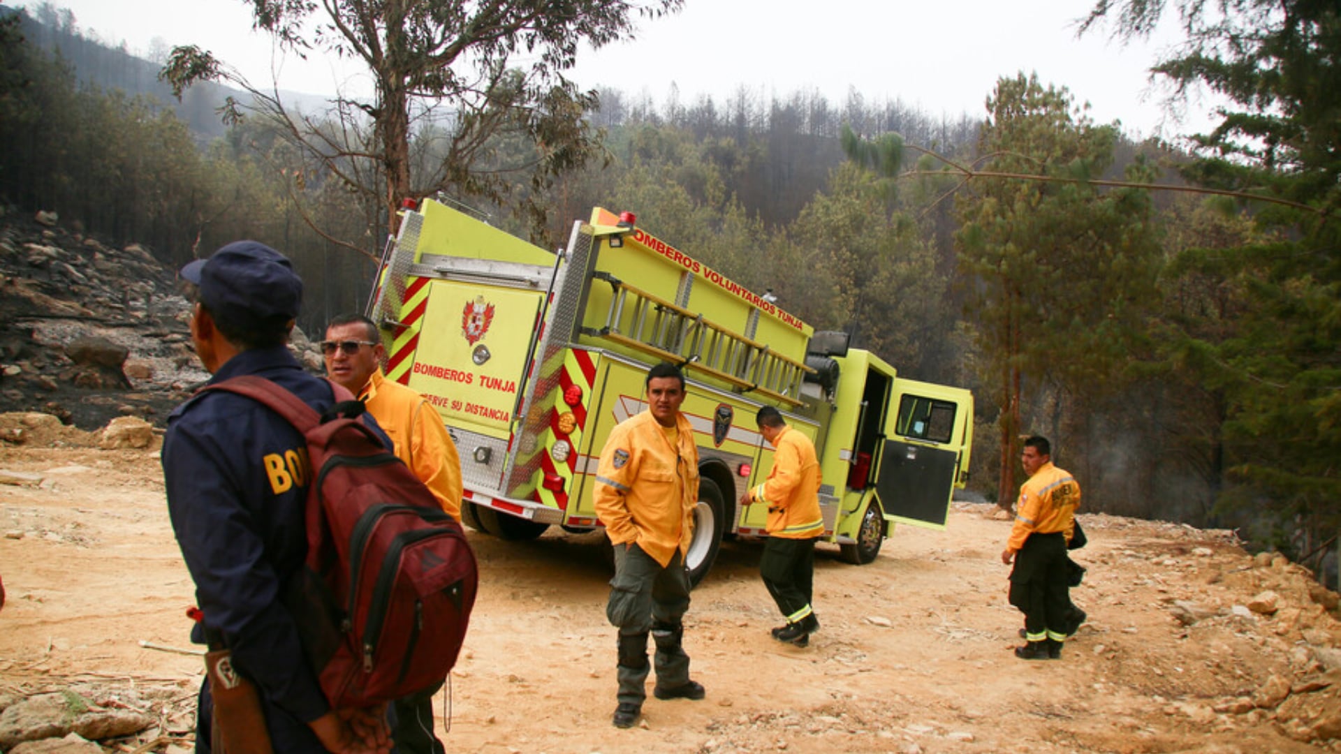 Bomberos, Defensa Civil, Cruz Roja, Policía y Ejército participan en las labores de atención, con un despliegue superior a 250 personas - crédito Lina Gasca/Colprensa