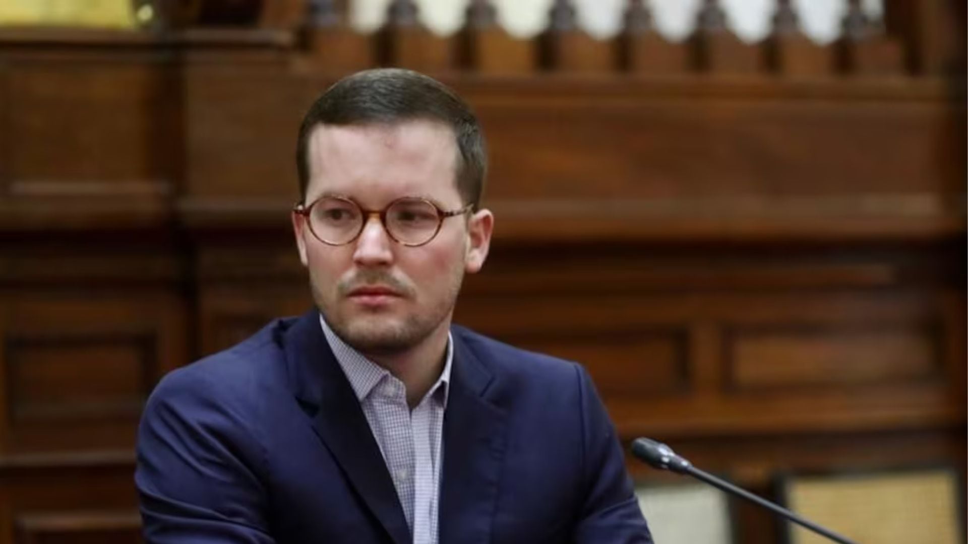 El congresista Alejandro Cavero fue retirado entre insultos del Museo de Arte de Lima.