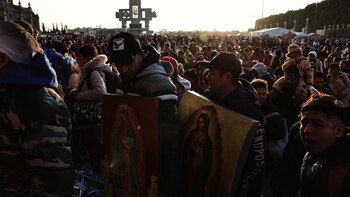 La Virgen de Guadalupe, entre