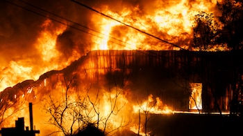 Grecia combate un frente de fuego de 25 kilómetros que devora viviendas y obliga a evacuar a cientos de personas cerca de Atenas