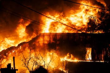 Un edificio arde durante un incendio forestal en Oreokastro, cerca de Salónica, Grecia (EFE/EPA/ACHILLEAS CHIRAS)